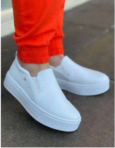 حذاء رياضي ابيض فلات