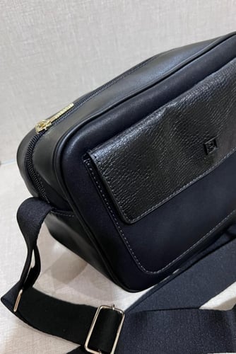 شنطة كروس نسائية سوداء بجيب امامي