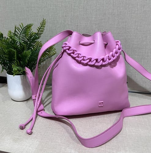 شنطة بينك نسائية بربطة