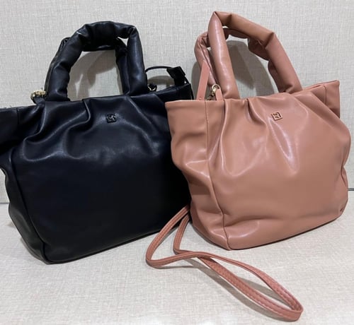 شنطة يد نسائية باللون الأسود الملكي حجم وسط