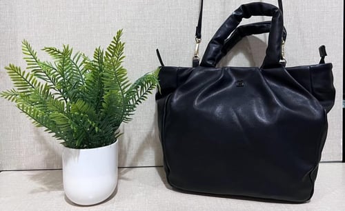 شنطة يد نسائية باللون الأسود الملكي حجم وسط