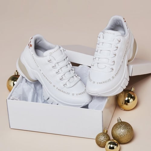 حذاء رياضي ابيض مع دهبي كعب متوسط