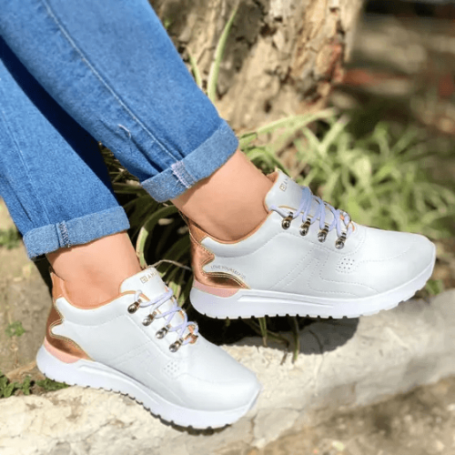 حذاء رياضي ابيض مع دهبي فلات