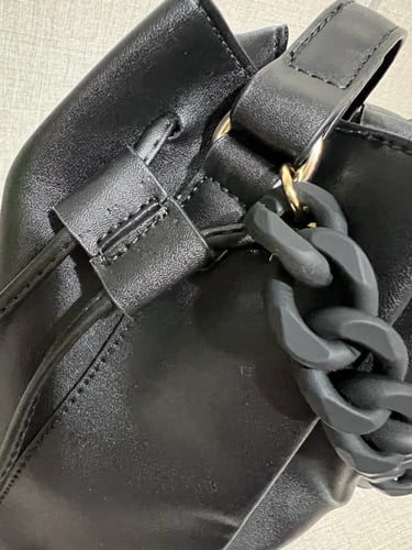 شنطة سوداء نسائية بربطة