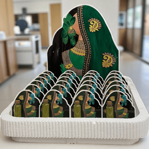 توزيعات 24 حناء مع كروت وصينيه