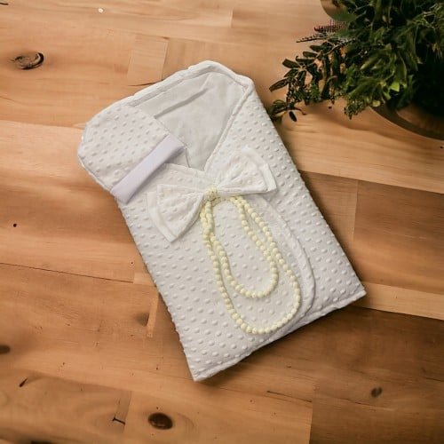 بيت الطفل أبيض منقط