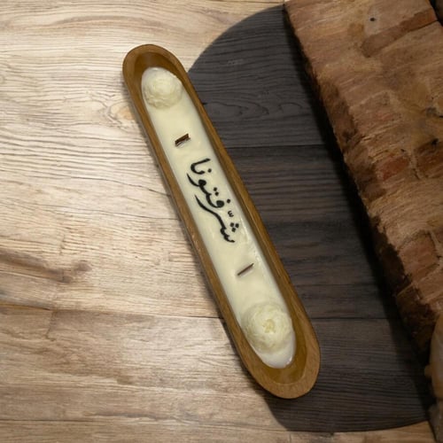 شمعة بقالب خشبي