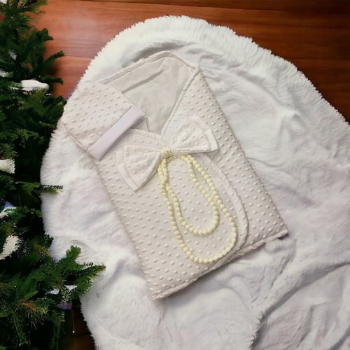 بيت الطفل أبيض منقط