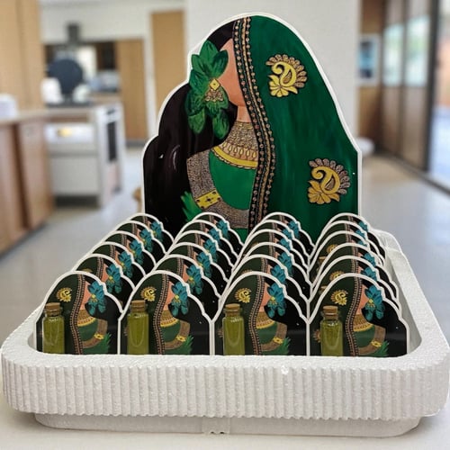 توزيعات 24 حناء مع كروت وصينيه