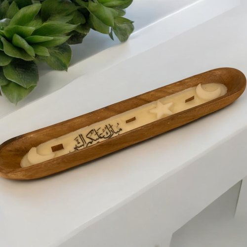 شمعة بقالب خشبي مع تهنئة لرمضان