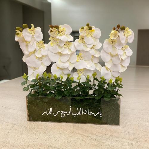 اكرلك مستطيل حجم وسط بالورد والعباره