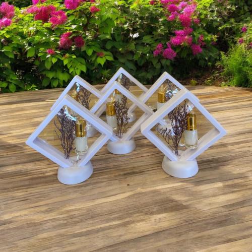 توزيعات المسك بعلب ابيض بقاعدة 12 حبه