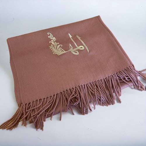 شال مع تطريز الاسم
