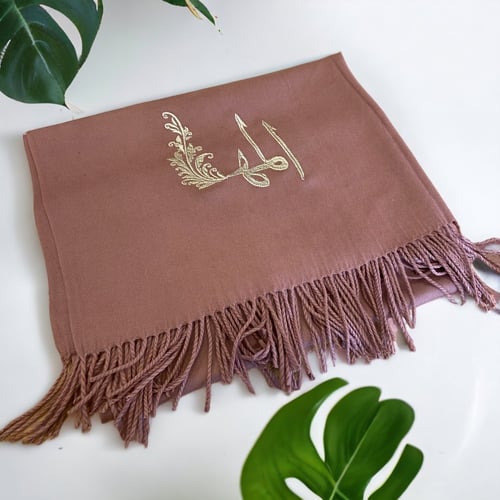 شال مع تطريز الاسم
