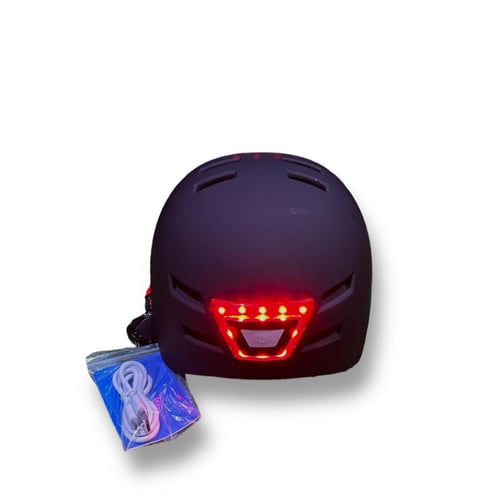 خوذة مع لمبات امامي وخلفي لون اسود