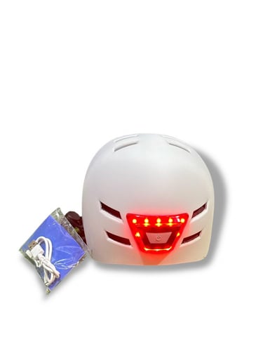 خوذة مع لمبات امامي وخلفي لون ابيض