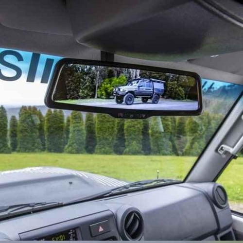 كاميرا امامية وخلفية مع مرايا وشاشة لتسجيل كل ما ي...