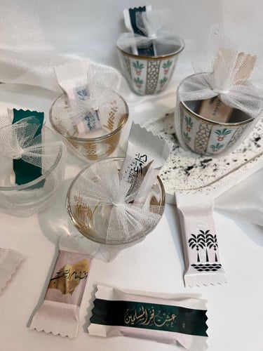 فنجان مع شوكلاته او علك ثيم يوم العلم السعودي