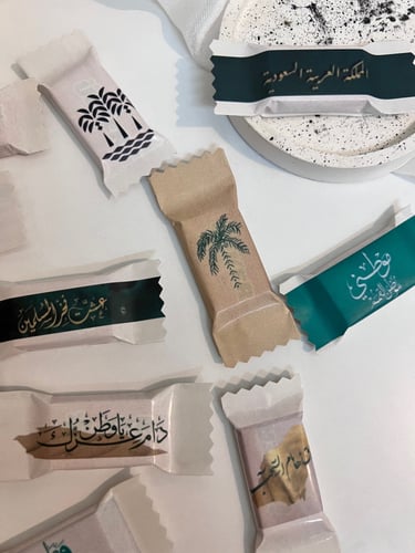 توزيعات يوم العلم السعودي مع شوكلاته او علك غندور