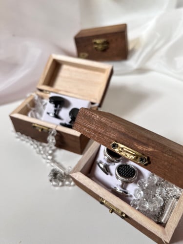 صندوق خشبي مع سبحة وكبك