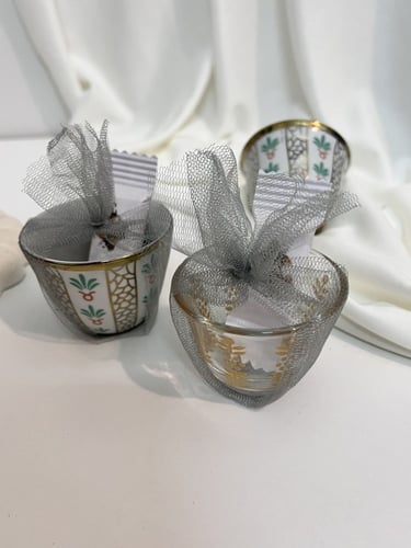 فنجان مع شوكلاته او علك ثيم يوم العلم السعودي