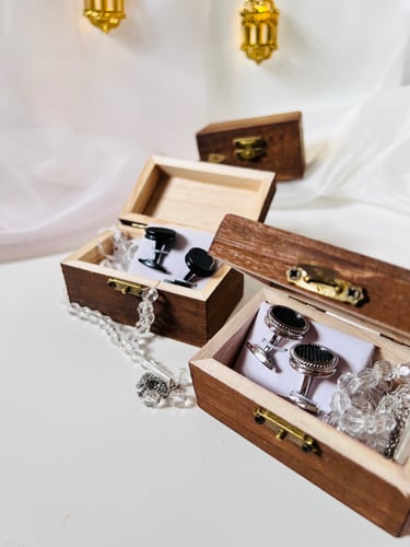 صندوق خشبي مع سبحة وكبك