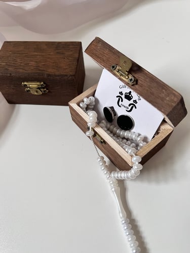 صندوق خشبي مع سبحة وكبك