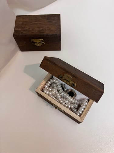 صندوق خشبي مع سبحة وكبك