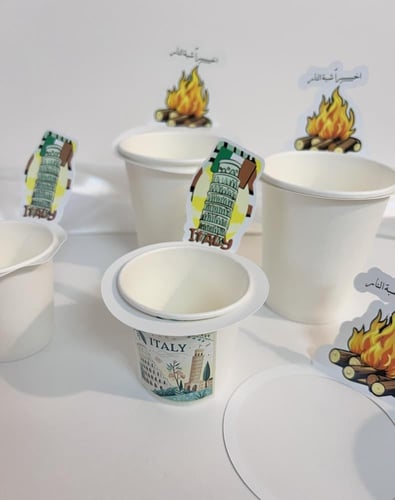 توزيعات كوب ورقي مع ثيم تصميم حسب الطلب