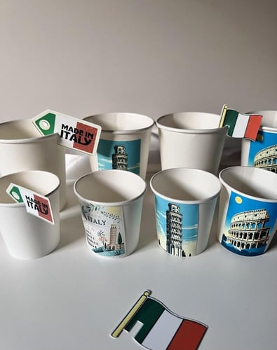 توزيعات كوب ورقي مع ثيم تصميم حسب الطلب