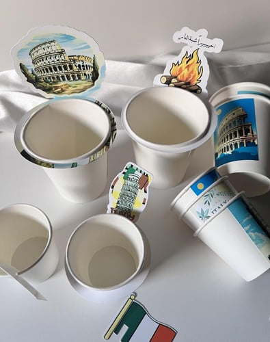 توزيعات كوب ورقي مع ثيم تصميم حسب الطلب