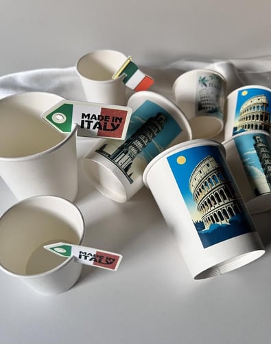 توزيعات كوب ورقي مع ثيم تصميم حسب الطلب