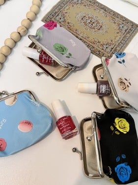 شنطه توزيعات ورد مع مناكير