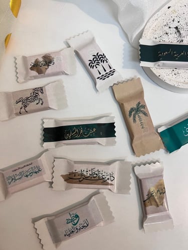 توزيعات يوم العلم السعودي مع شوكلاته او علك غندور