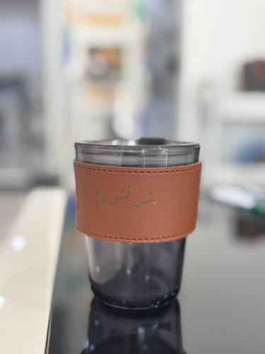 مق قهوة زجاج مع جلد