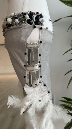 بدلة رقص شرقي باللون الفضي تطريز باللون الاسود