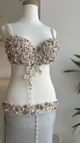 بدلة رقص شرقي باللون الفضي مزينة بالاحجار الملونة