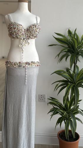 بدلة رقص شرقي باللون الفضي مزينة بالاحجار الملونة