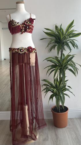 بدلة رقص شرقي باللون العنابي و مطرزة بالاحجار