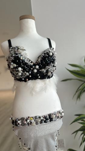 بدلة رقص شرقي باللون الفضي تطريز باللون الاسود