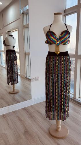 بدلة رقص شرقي (أسود مع ترتر بألوان أزرق، ذهبي، ورد...