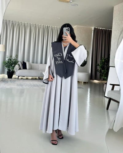 عبايه تخرج رصاصي