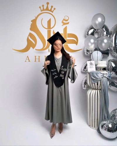 عبايه تخرج رمادي