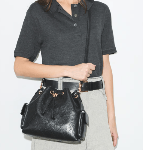 توري بورش CHARLIE QUILTED DRAWSTRING SHOULDER BAG