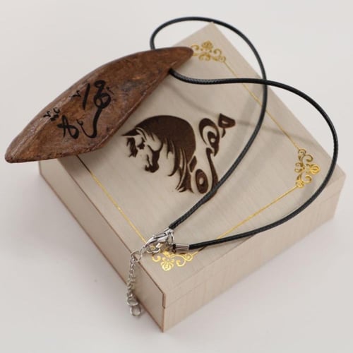 تعليقة كسرة عود فاخر مع نحت الاسم