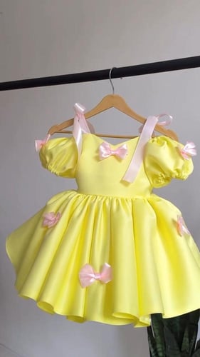 فستان أميرة بالفيونكات الوردية والاصفر