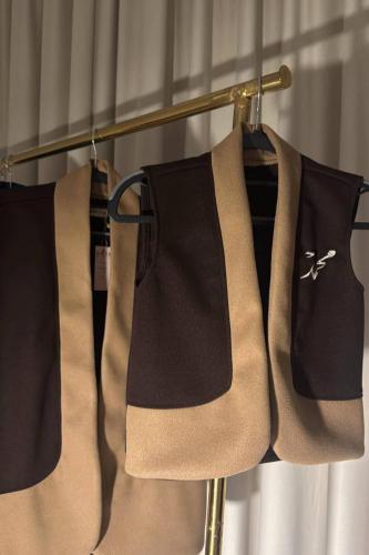 صديري شتوي كلاسيك بلونين البني والبيج – أناقة دافئ...