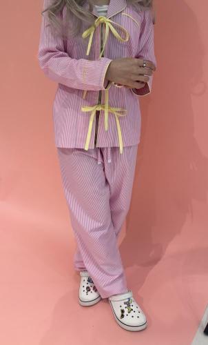 طقم بيجاما مخطط بفيونكات صفراء – وردي مشرق