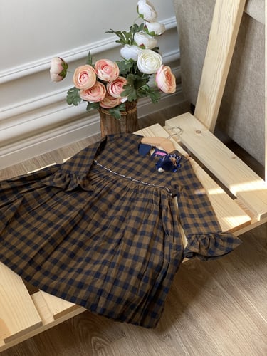 فستان كاروهات للشتاء مُزين بِ بروش ورد ولولو .