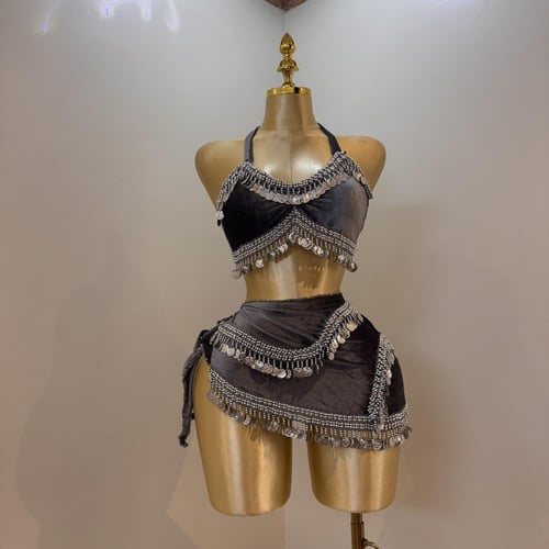 بدلة رقص شرقي قصيرة وفخمة متعددة الالوان